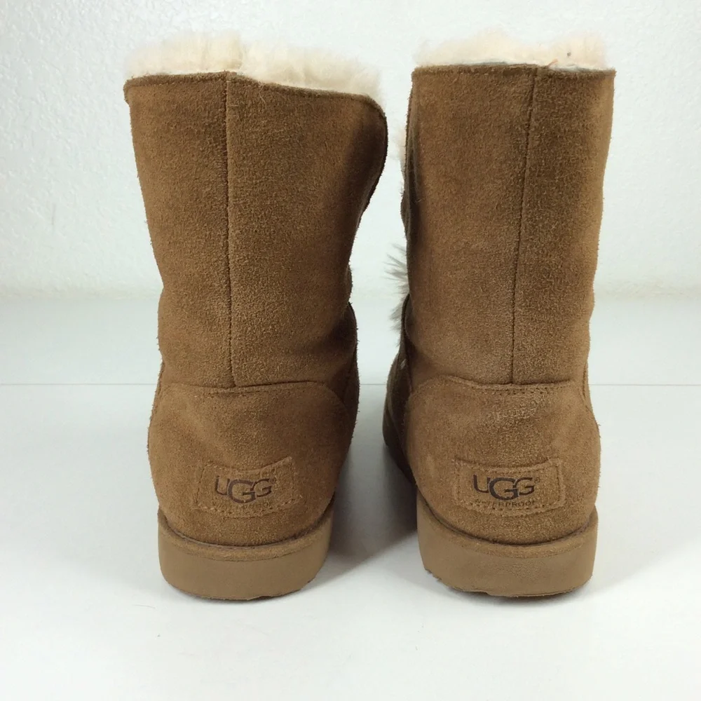 UGG Kids' Isley boots with removable pom pom - Picture 4 of 14